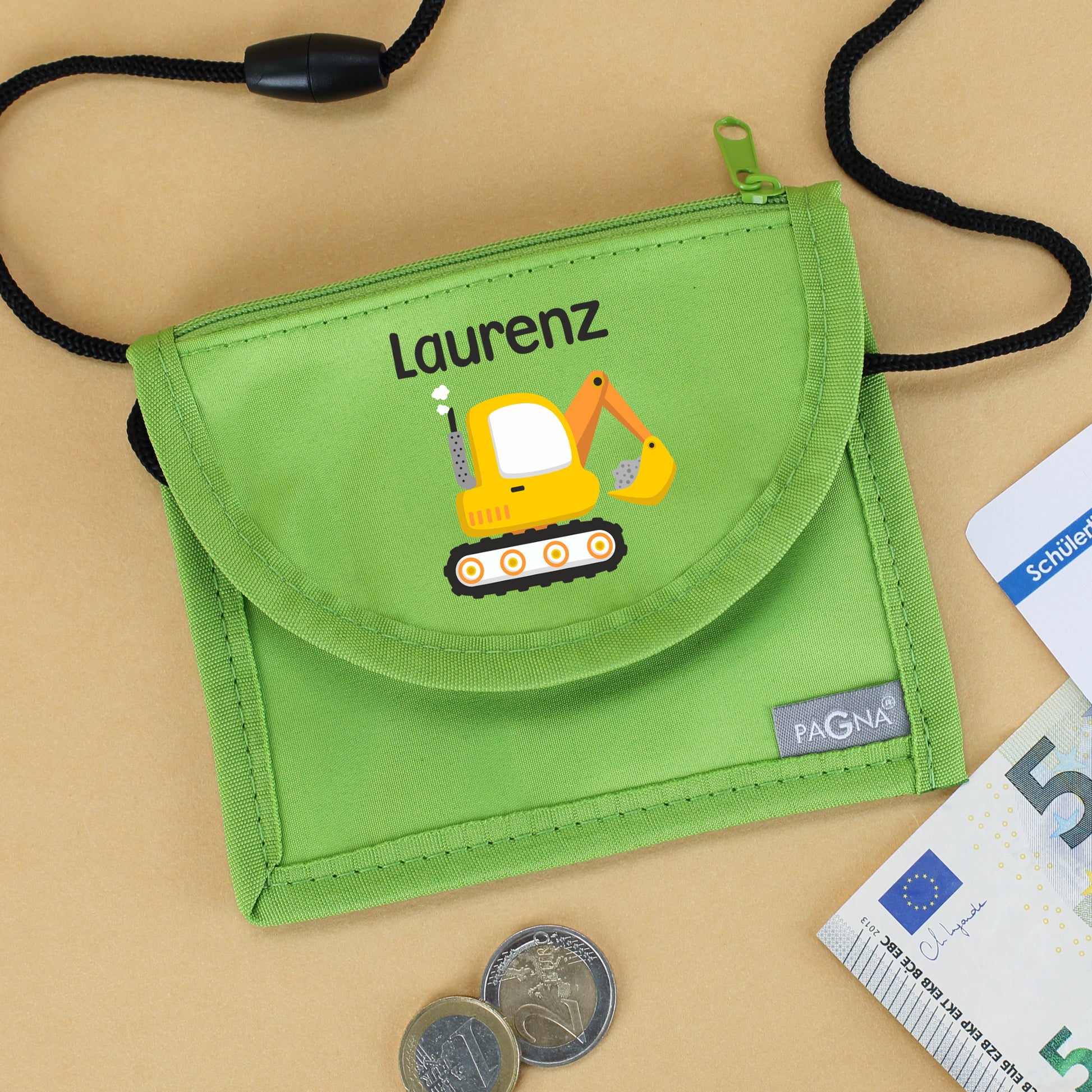 Grüner Brustbeutel mit Name Laurenz und Bagger-Motiv freigestellt auf weißem Hintergrund