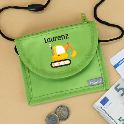 Grüner Brustbeutel mit Name Laurenz und Bagger-Motiv freigestellt auf weißem Hintergrund