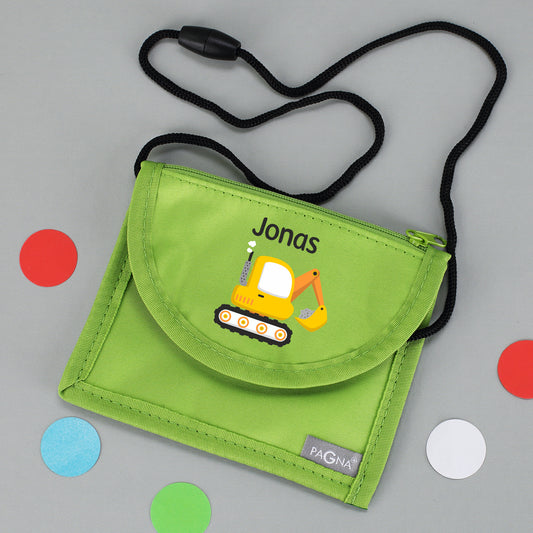 Grüner Brustbeutel mit Name Jonas und Bagger-Motiv auf grauem Hintergrund