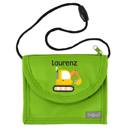 Grüner Brustbeutel mit Name Laurenz und Bagger-Motiv freigestellt auf weißem Hintergrund