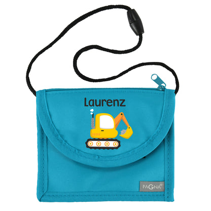 Blauer Brustbeutel mit Name Laurenz und Bagger-Motiv freigestellt auf weißem Hintergrund