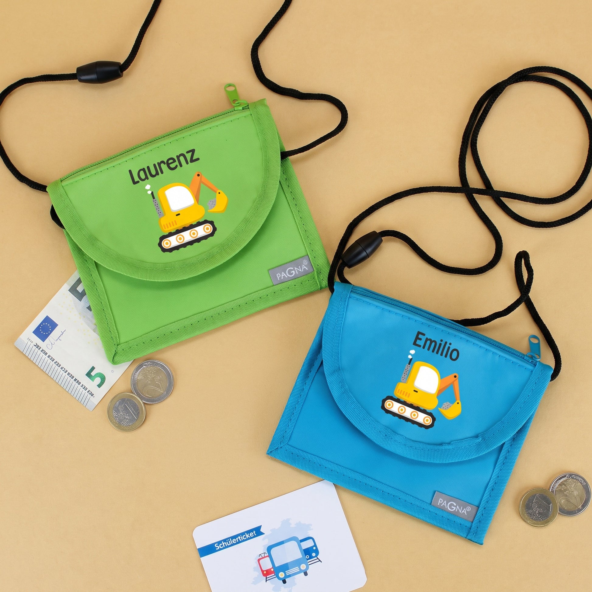 Grüner und blauer Brustbeutel mit personalisiertem Bagger-Motiv, Geld und Schülerticket
