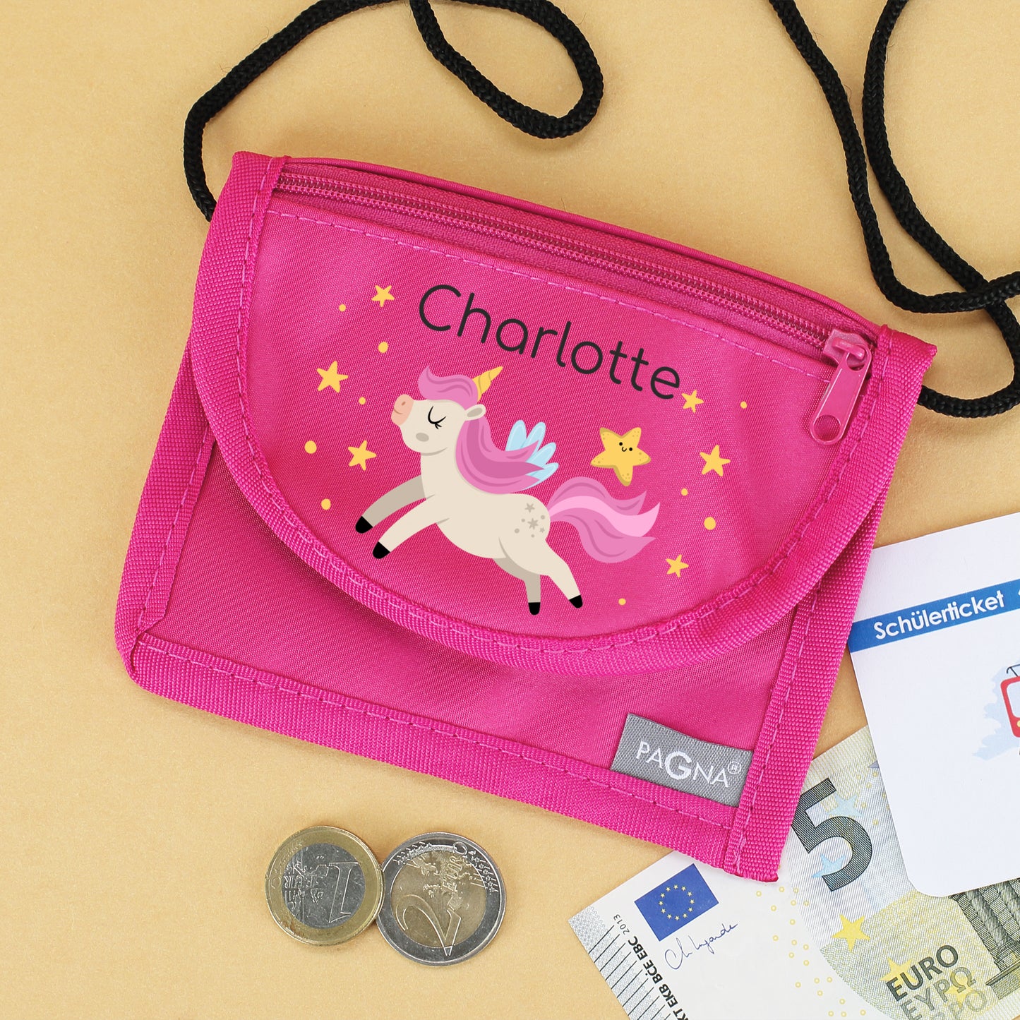 Pinker personalisierter Brustbeutel mit Name Charlotte und Einhorn-Motiv freigestellt auf weißem Hintergrund