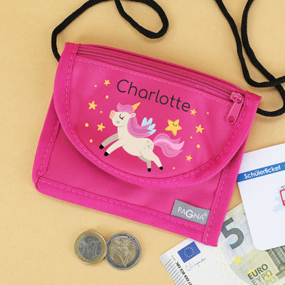 Pinker personalisierter Brustbeutel mit Name Charlotte und Einhorn-Motiv freigestellt auf weißem Hintergrund