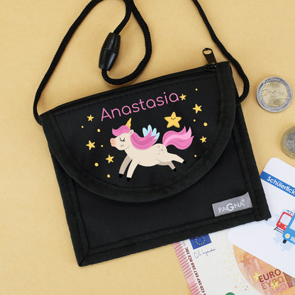 Schwarzer personalisierter Brustbeutel mit Name Anastasia und Einhorn-Motiv neben Münzen und Schülerticket