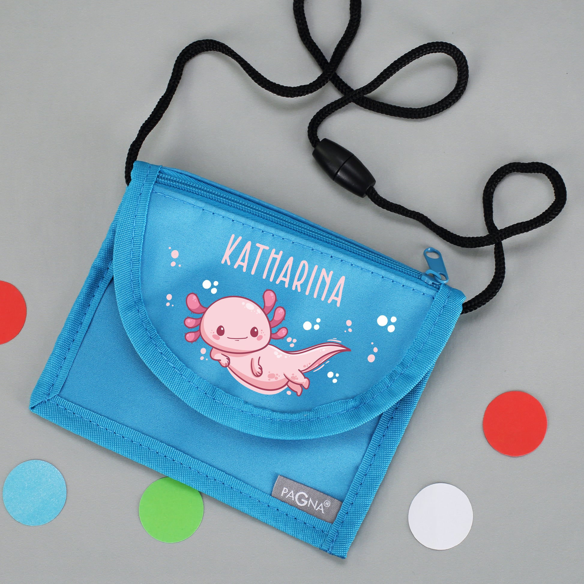 Blauer Brustbeutel mit Name Katharina und Axolotl-Motiv auf grauem Hintergrund