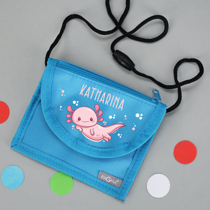 Blauer Brustbeutel mit Name Katharina und Axolotl-Motiv auf grauem Hintergrund