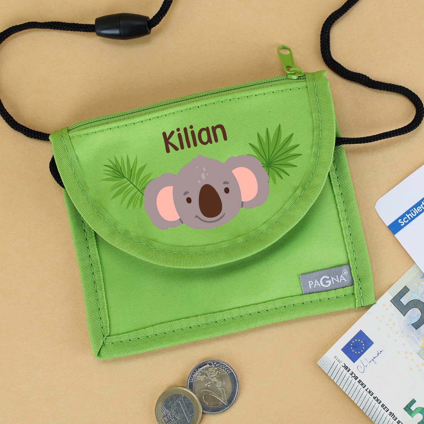 Grüner Brustbeutel mit Name Kilian, Koala-Motiv und Geld auf gelbem Hintergrund
