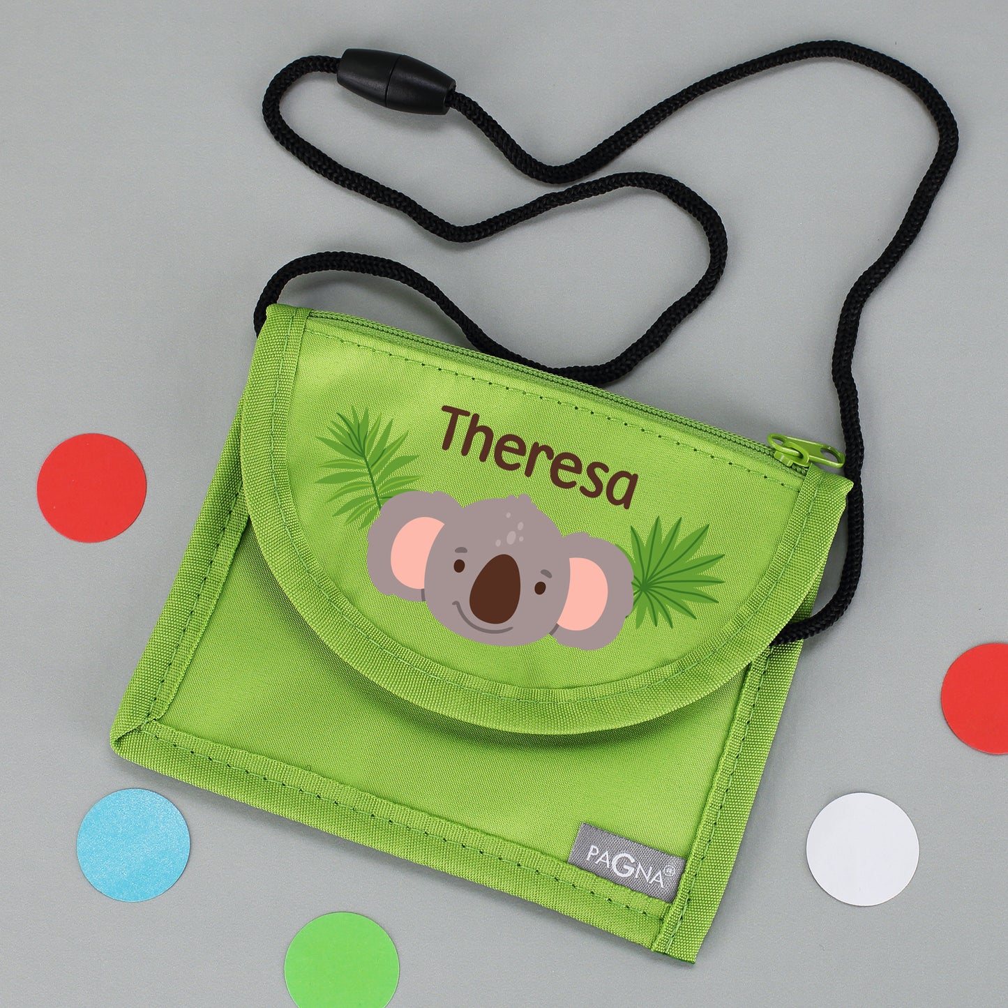 Grüner Brustbeutel mit Name Theresa und Koala-Motiv auf grauem Hintergrund