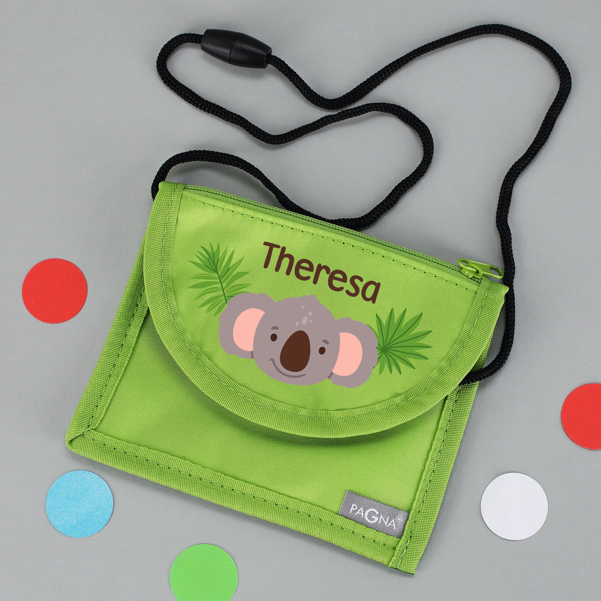 Grüner Brustbeutel mit Name Theresa und Koala-Motiv auf grauem Hintergrund