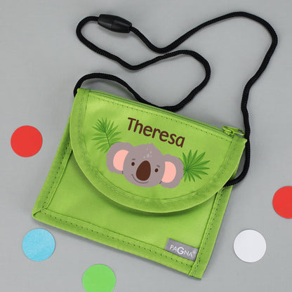 Grüner Brustbeutel mit Name Theresa und Koala-Motiv auf grauem Hintergrund