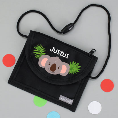 Schwarzer Brustbeutel mit Name Justus und Koala-Motiv auf grauem Hintergrund