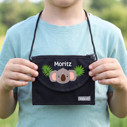Schwarzer Brustbeutel mit Wunschnamen und Koala-Motiv