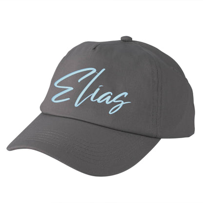 Dunkelgraues Basecap für Kinder mit Name in hellblau bestickt