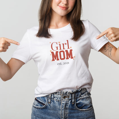 Frau trägt weißes „Girl Mom“ T-Shirt und zeigt auf den personalisierten Aufdruck
