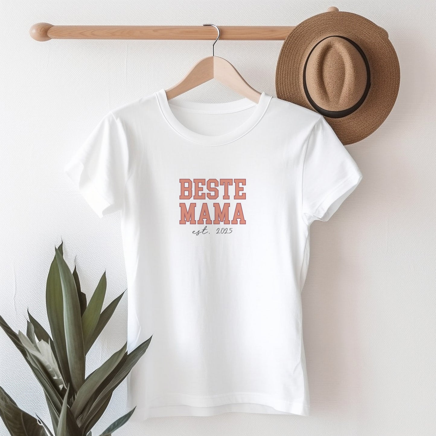 Frau zeigt Beste Mama Shirt mit personalisierten Jahreszahlen als Muttertagsgeschenk