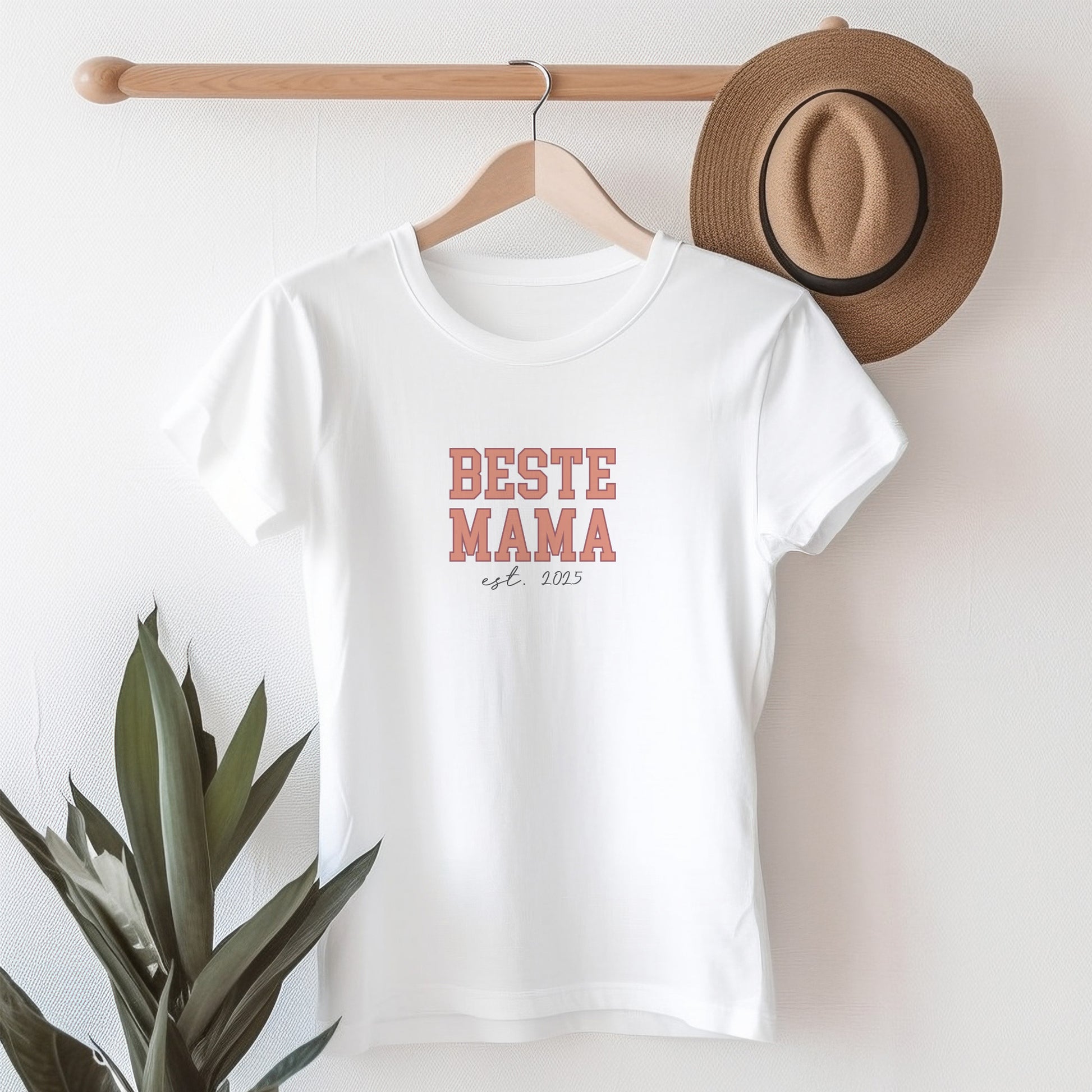 Frau zeigt Beste Mama Shirt mit personalisierten Jahreszahlen als Muttertagsgeschenk