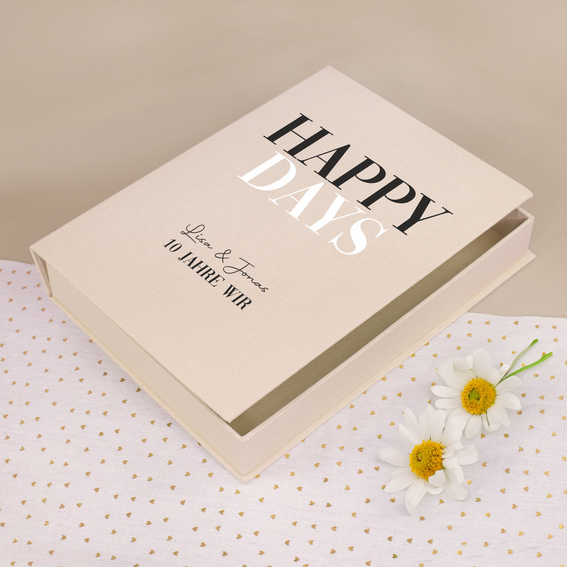 Beige Erinnerungsbox in Buchform mit Happy Days Motiv, Namen und Jahreszahl als persönliches Geschenk