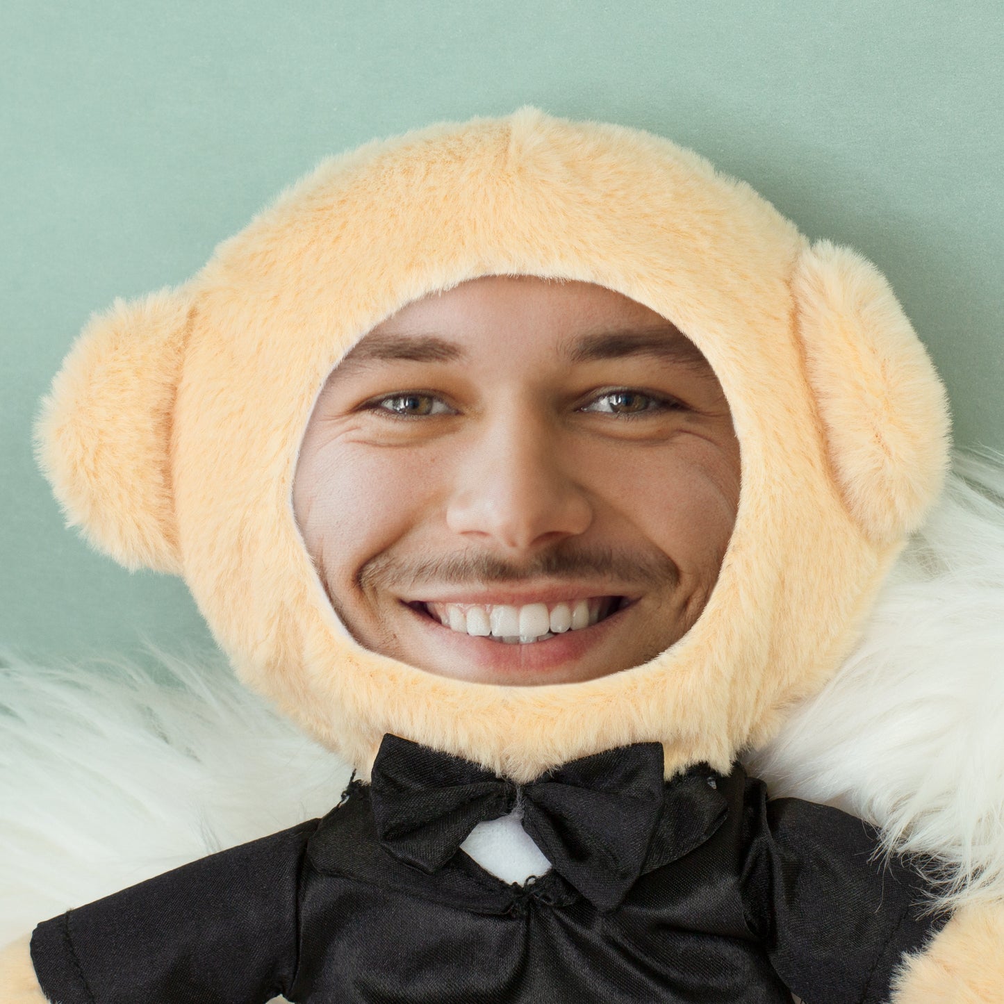 Nahaufnahme eines personalisierten Bräutigam-Teddys mit Fotogesicht, beigem Plüschkopf und schwarzer Fliege