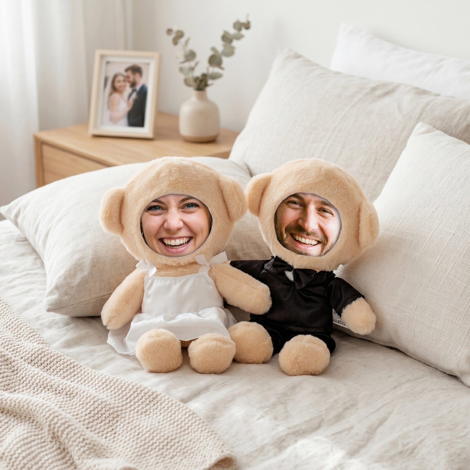 Personalisierte Braut und Bräutigam Kuscheltiere mit Fotogesichtern auf gedecktem Tisch bei einer Hochzeit