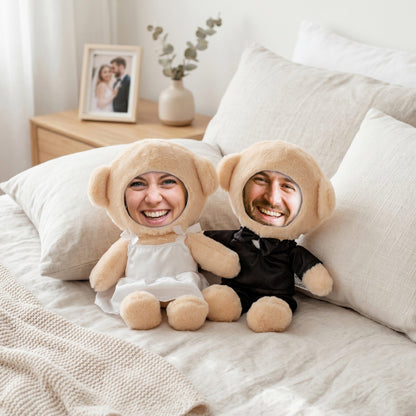 Personalisierte Braut und Bräutigam Kuscheltiere mit Fotogesichtern auf gedecktem Tisch bei einer Hochzeit