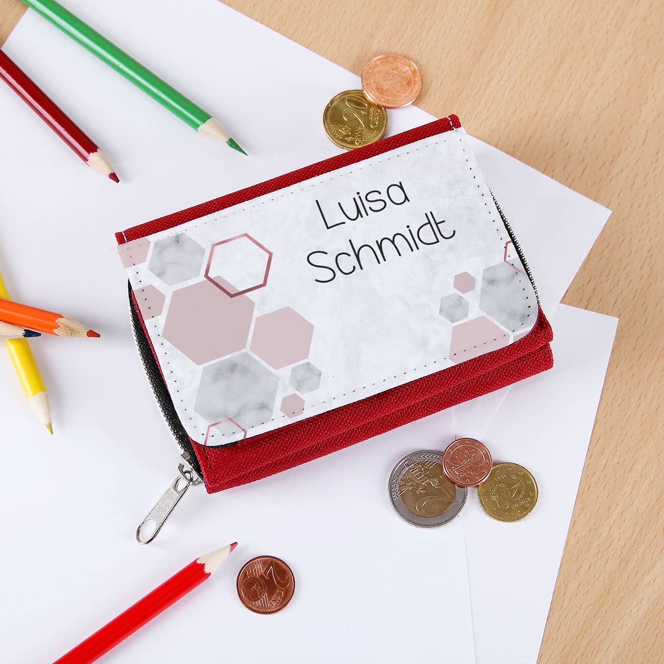 rotes Portemonnaie mit Aufdruck des Namens