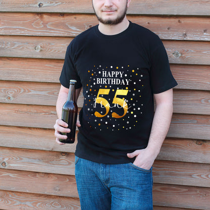 Mann mit schwarzem T-Shirt mit „Happy Birthday 55“ und dem Namen Frank, hält Bierflasche in der Hand