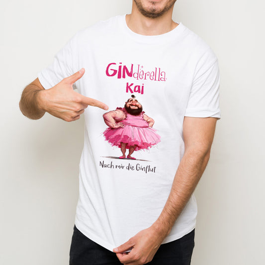 Mann zeigt auf sein personalisiertes GINderella-Shirt – rosa Motiv, Wunschname Kai und Gin-Spruch darunter
