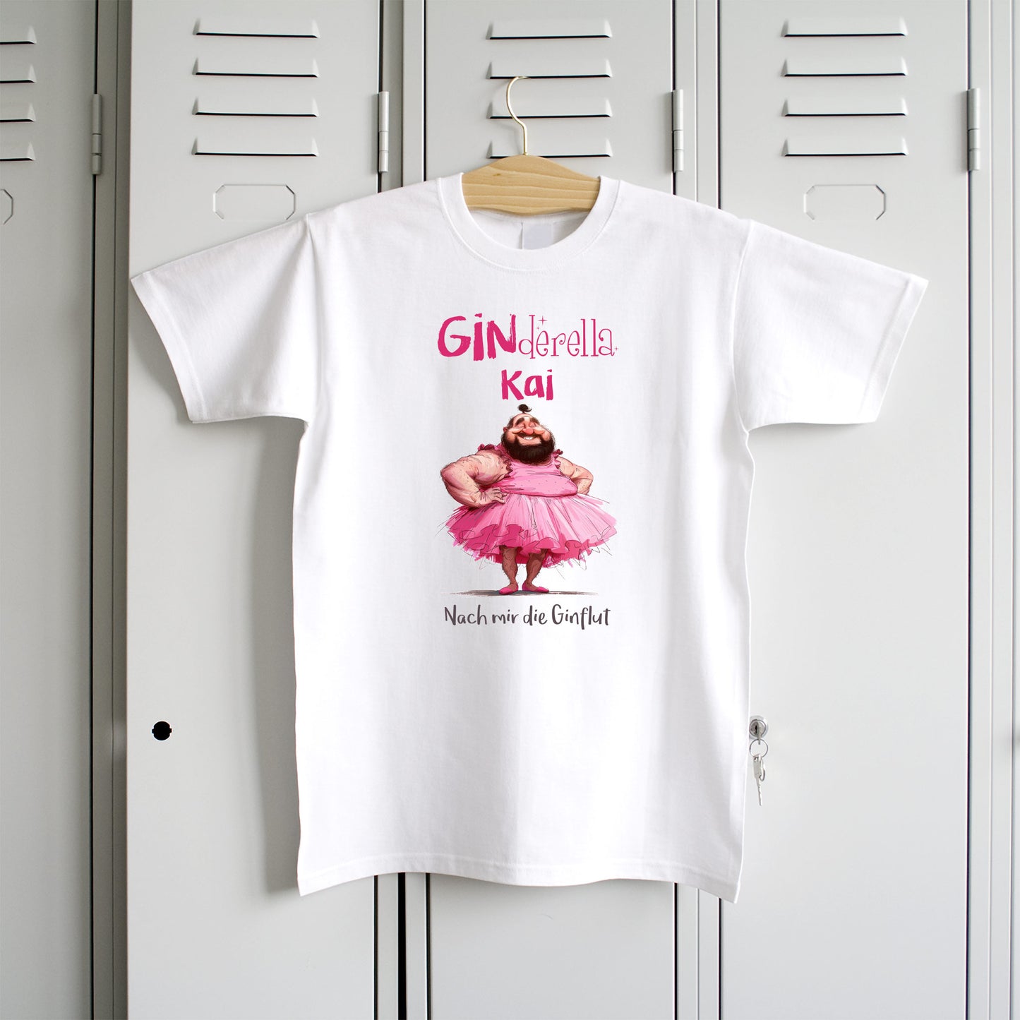 Weißes GINderella-Shirt an Kleiderbügel vor Spind – mit Name Kai & Spruch „Nach mir die Ginflut“