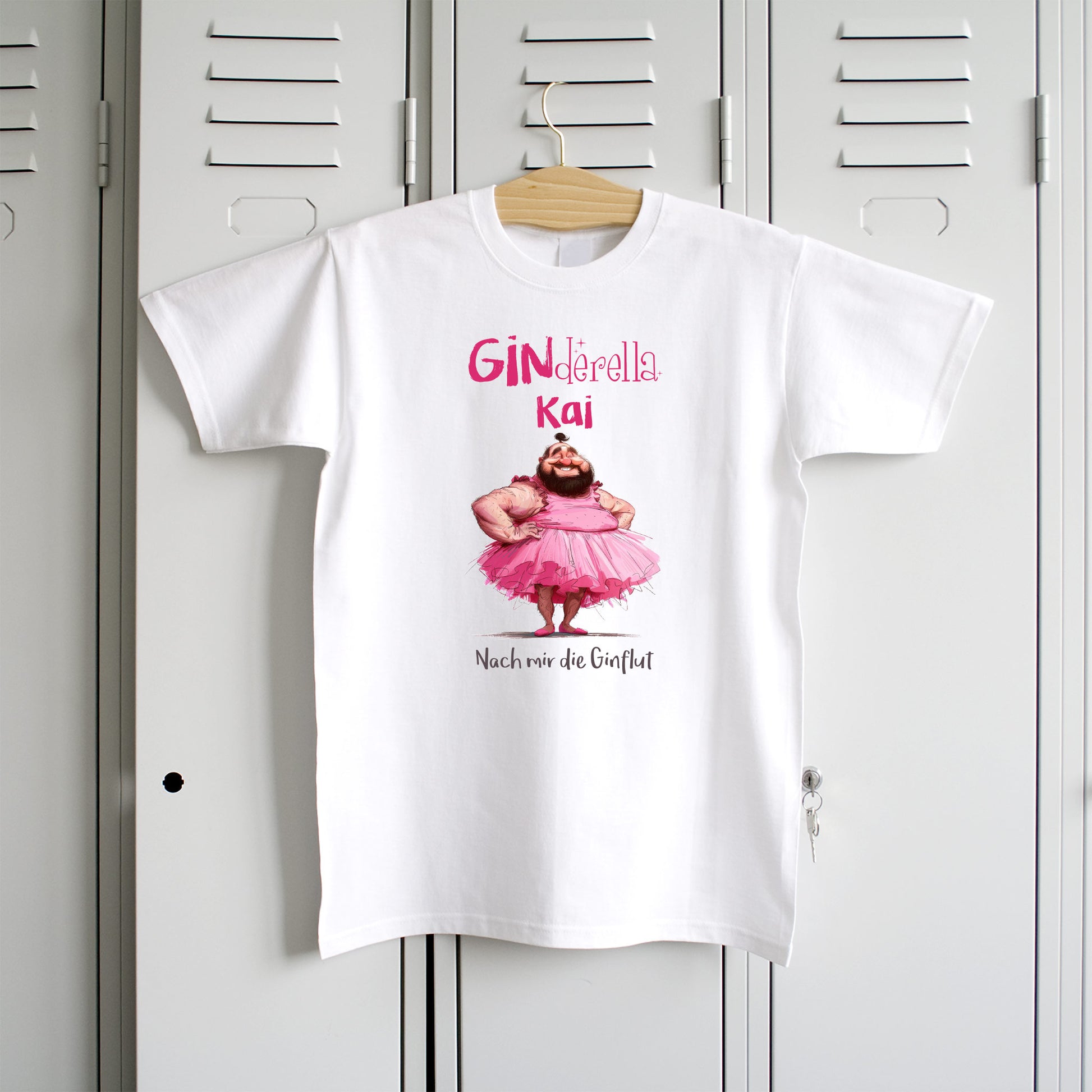 Weißes GINderella-Shirt an Kleiderbügel vor Spind – mit Name Kai & Spruch „Nach mir die Ginflut“