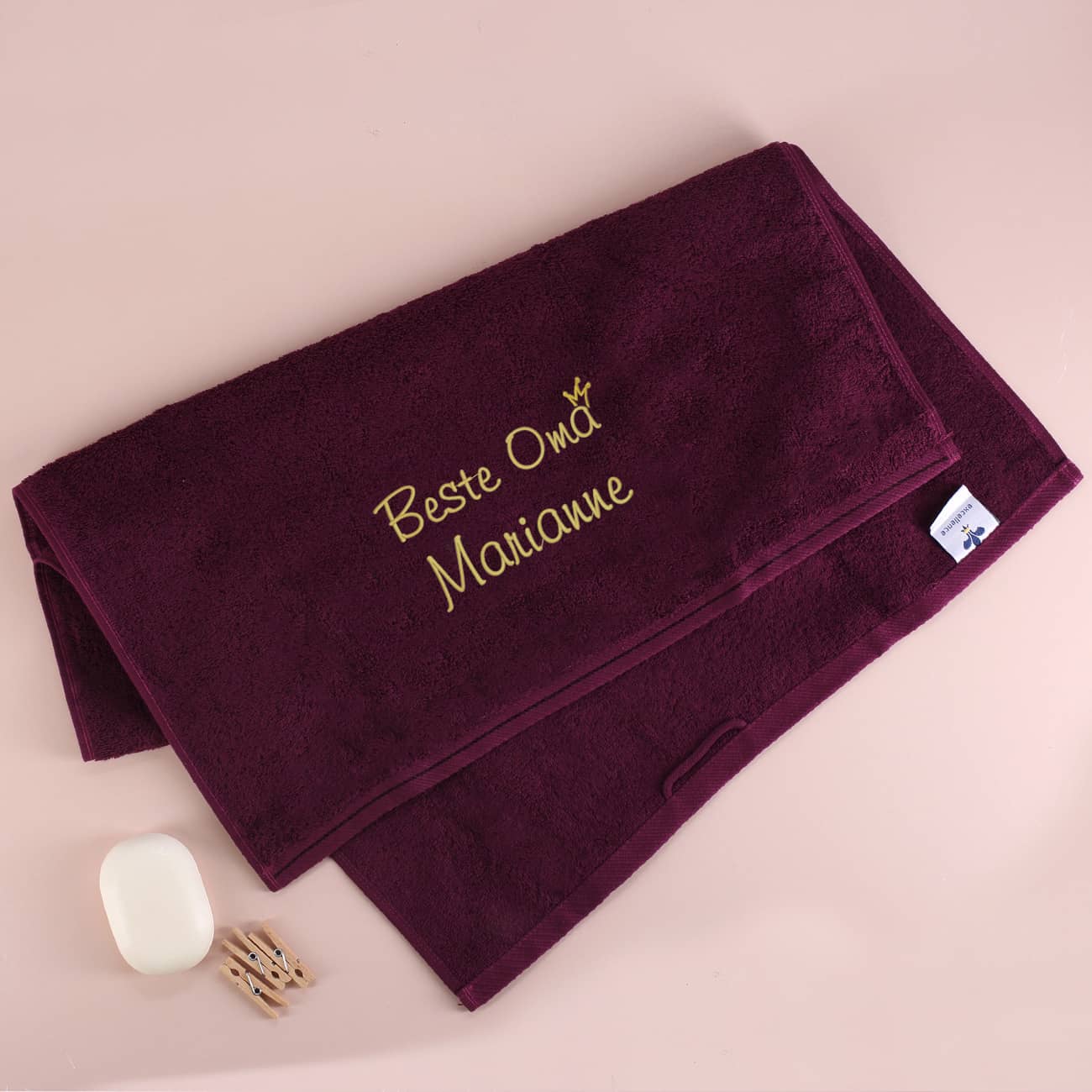 Beste Oma - brombeerfarbenes Handtuch mit Name bestickt