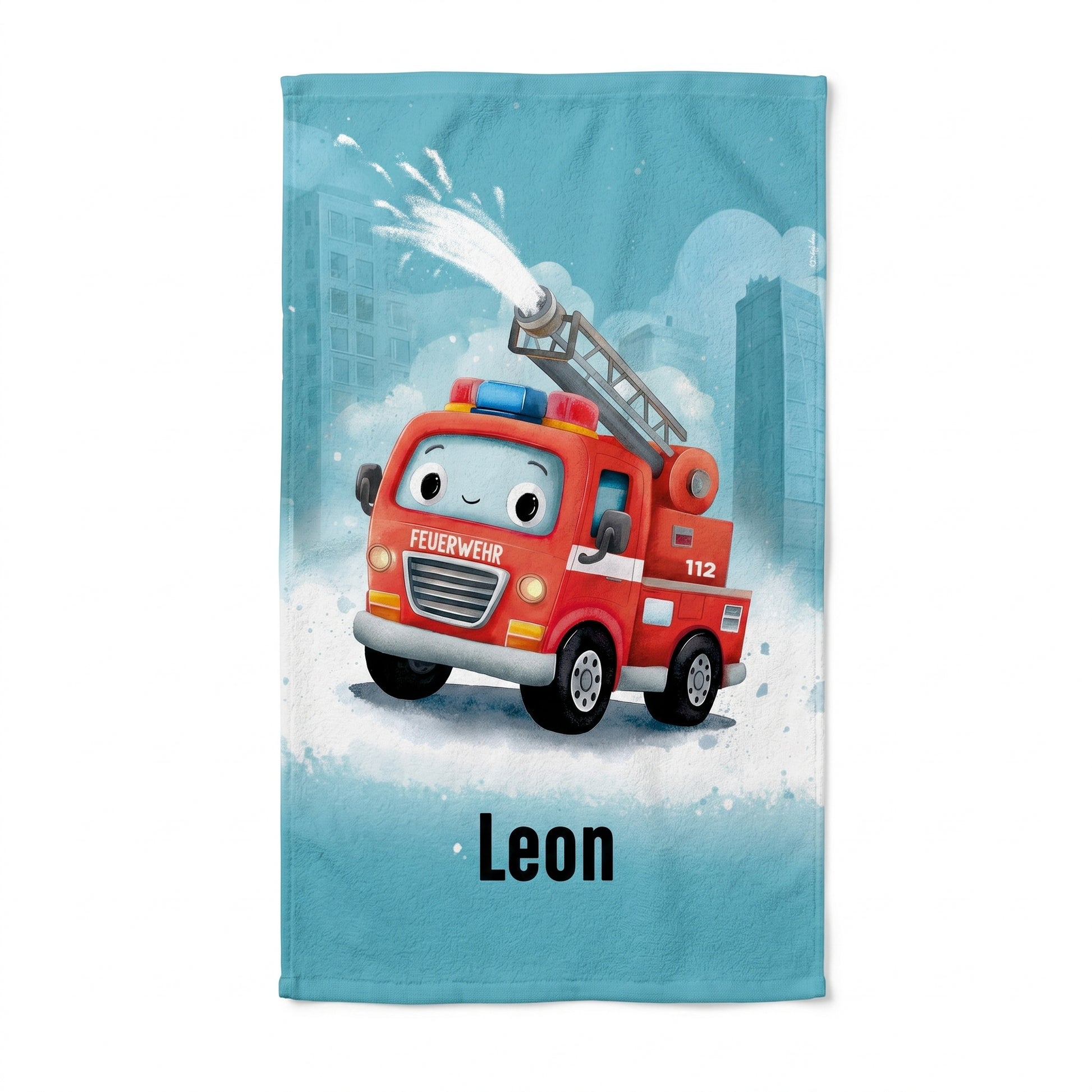 Personalisiertes Feuerwehr Handtuch mit Name Leon, rotem Feuerwehrauto, Leiter und Notrufnummer 112 auf weißem Hintergrund