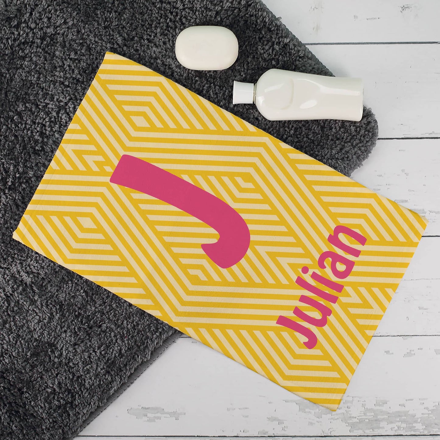 Handtuch in 3 verschiedenen Größen mit Initiale und Name personalisiert und Mustern in knalligen Far
