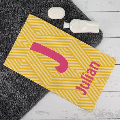 Handtuch in 3 verschiedenen Größen mit Initiale und Name personalisiert und Mustern in knalligen Far