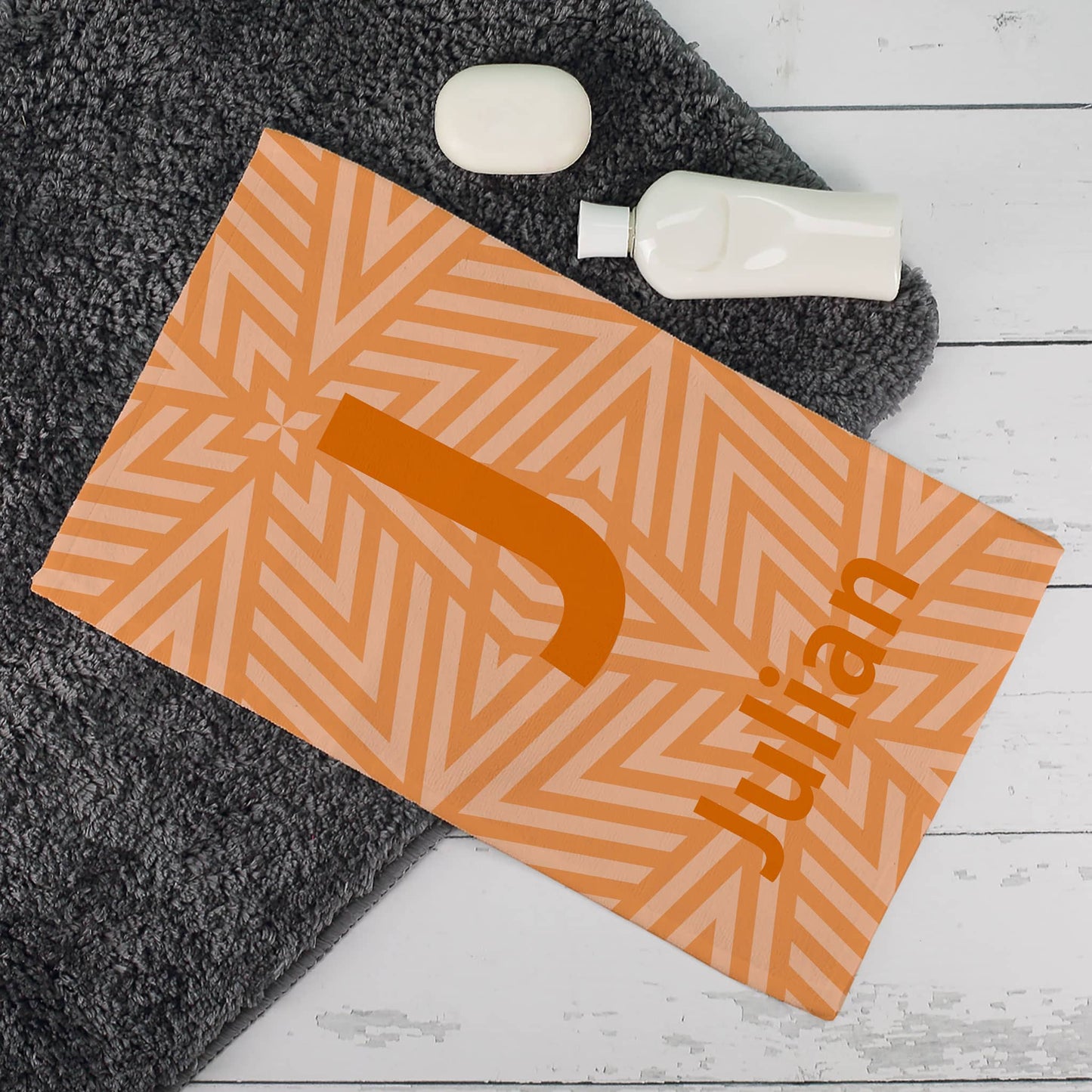 Handtuch in 3 verschiedenen Größen mit Initiale und Name personalisiert und Mustern in knalligen Far