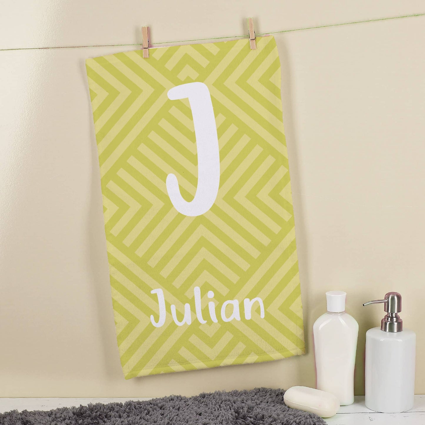 Handtuch in 3 verschiedenen Größen mit Initiale und Name personalisiert und Mustern in knalligen Far