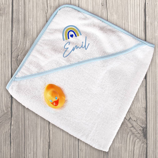 besticktes Kapuzenhandtuch für Jungen mit Regenbogen-Motiv und Name 