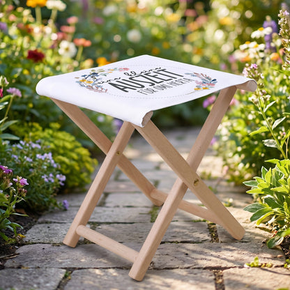 Personalisierter Klapphocker im Garten mit floraler Sitzfläche und Wunschtext