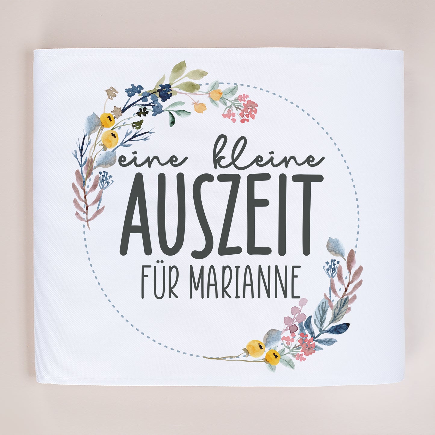 Detailansicht der Sitzfläche mit Blumenkranz und Schriftzug personalisiert mit Name