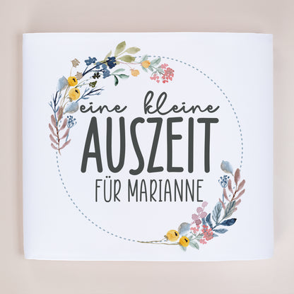 Detailansicht der Sitzfläche mit Blumenkranz und Schriftzug personalisiert mit Name
