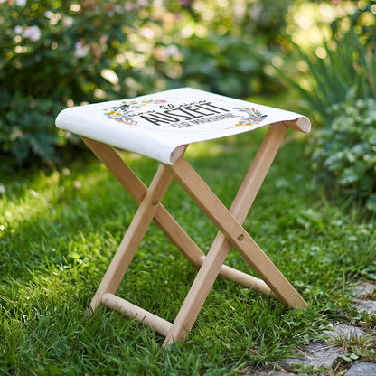 Klapphocker im Garten auf Rasen mit personalisiertem Aufdruck und Naturholzgestell
