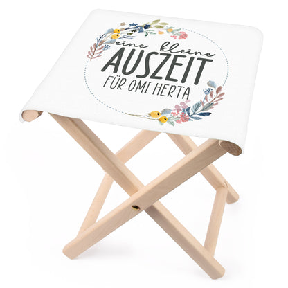Freigestellter Klapphocker mit personalisiertem Blumenmotiv und Wunschtext