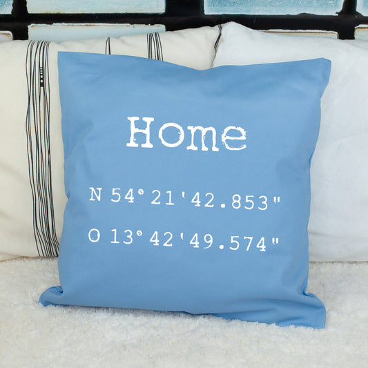 Blaues Kissen mit Wunschtext Home und Koordinaten als personalisiertes Geschenk