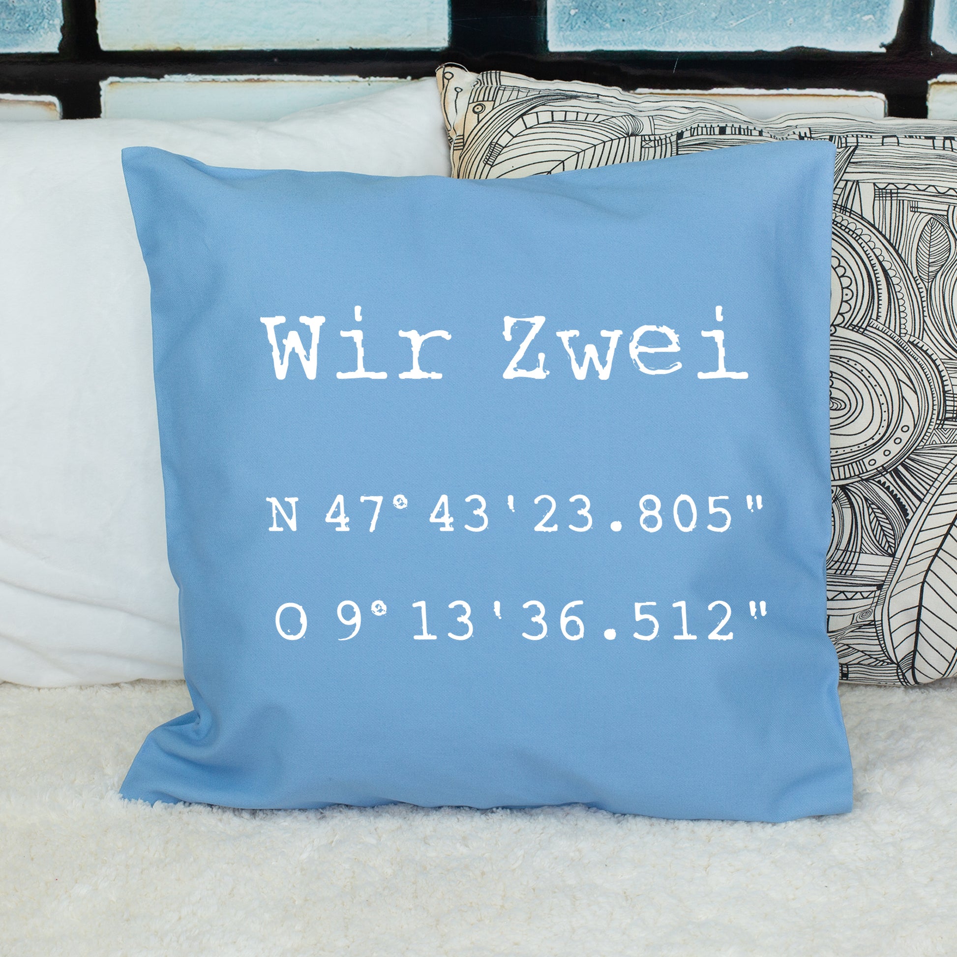Blaues Kissen Wir Zwei mit Breitengrad und Längengrad personalisiert