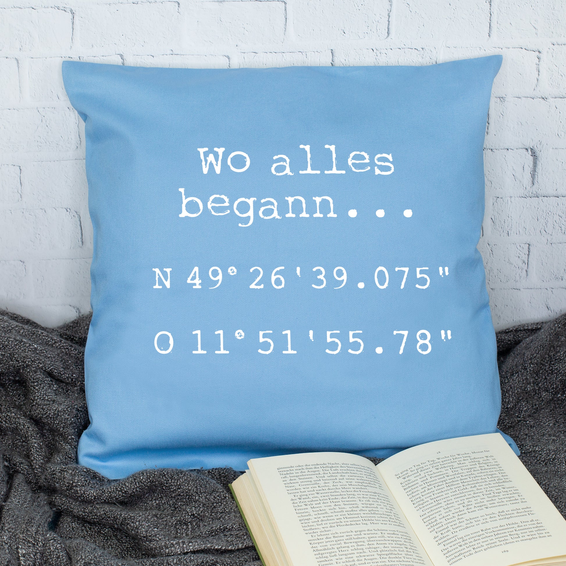 Blaues Koordinaten Kissen mit Spruch Wo alles begann und Wunschkoordinaten