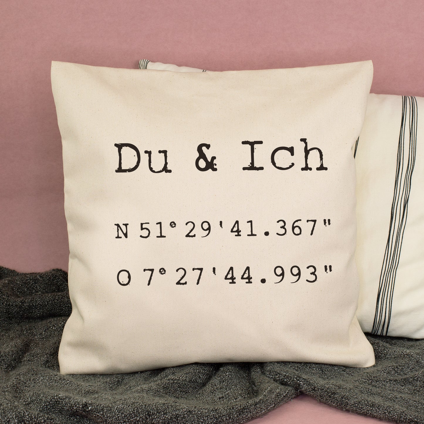 Naturfarbenes Kissen Du und Ich mit personalisierten Koordinaten