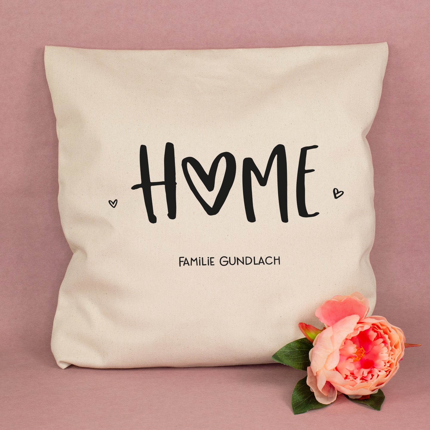 Personalisiertes HOME Kissen in Natur mit Wunschtext Familie Gundlach und Blume