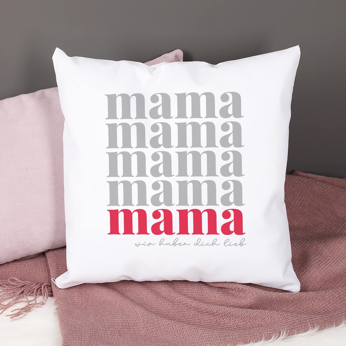 Personalisiertes Mama Kissen als Muttertagsgeschenk auf Sofa mit rosa Decke