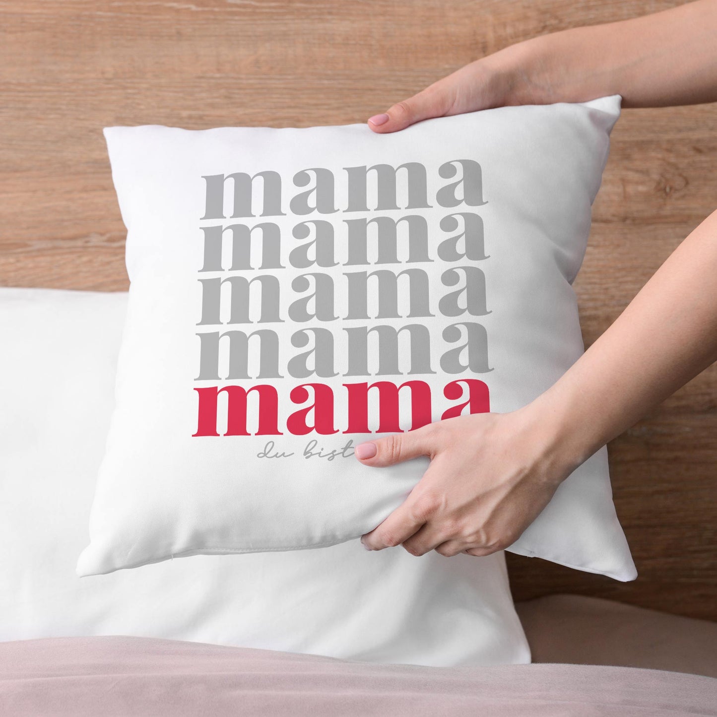 Weiches personalisiertes Kissen Mama wird in den Händen gehalten