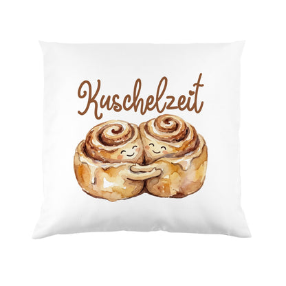 Weißes Kissen mit Zimtschnecken Pärchen und Wunschtext Kuschelzeit auf weißem Hintergrund